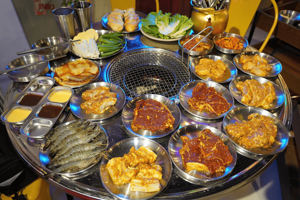 BosSam BBQ phục vụ thực đơn buffet đa dạng với sốt ướp đậm đà (Nguồn: BosSam BBQ- 112 Đ. 2 Tháng 9, Hải Châu, Tp.Đà Nẵng)
